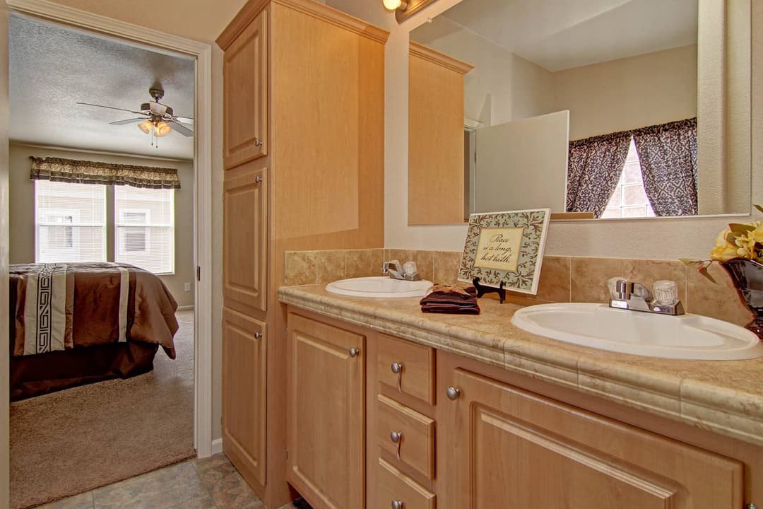 Sunrise 3252 bathroom home features