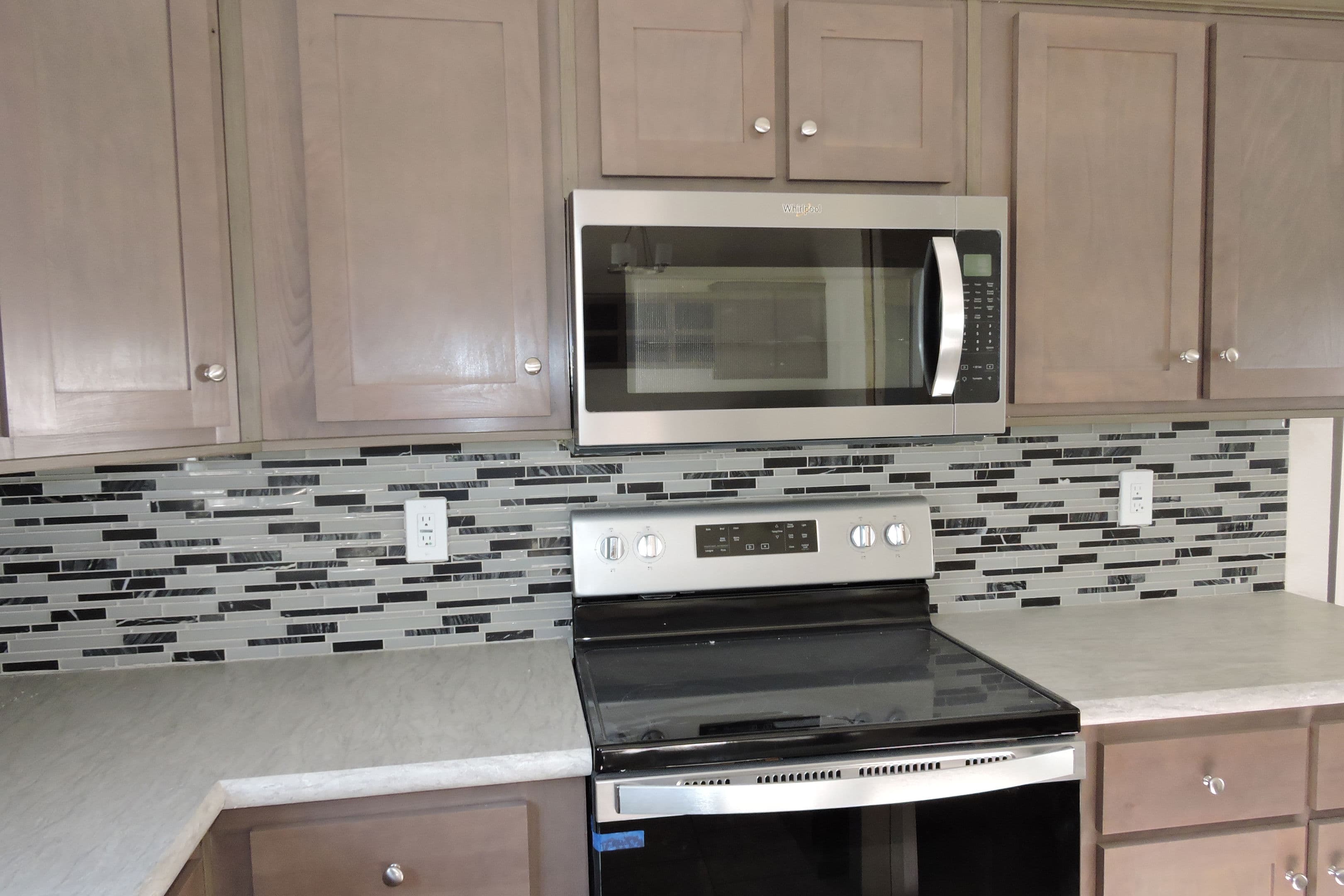 2023 champion 2856e interior and kitchen home features