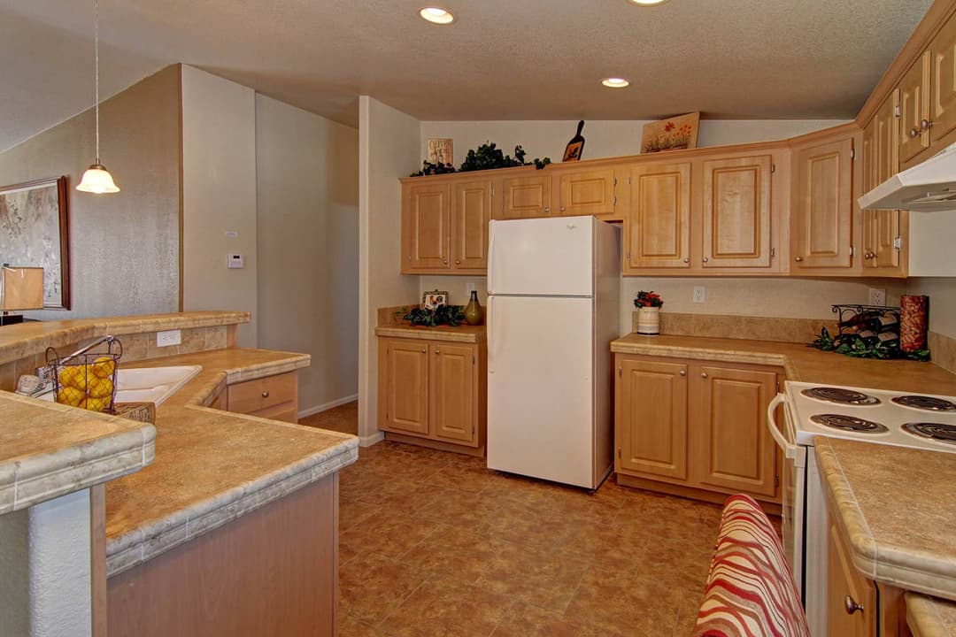 Sunrise 3252 kitchen home features