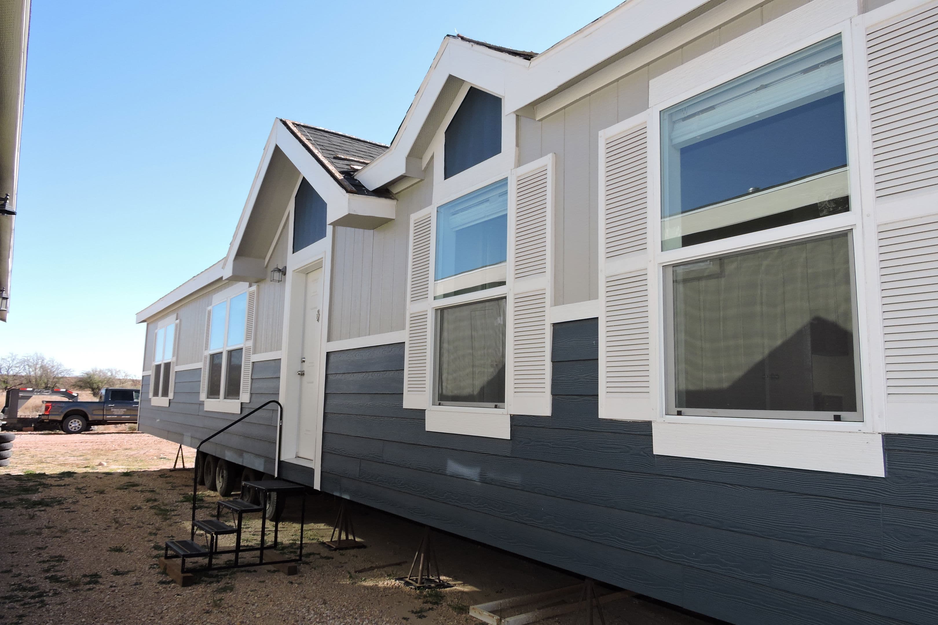 2023 champion 2856e exterior and hero home features