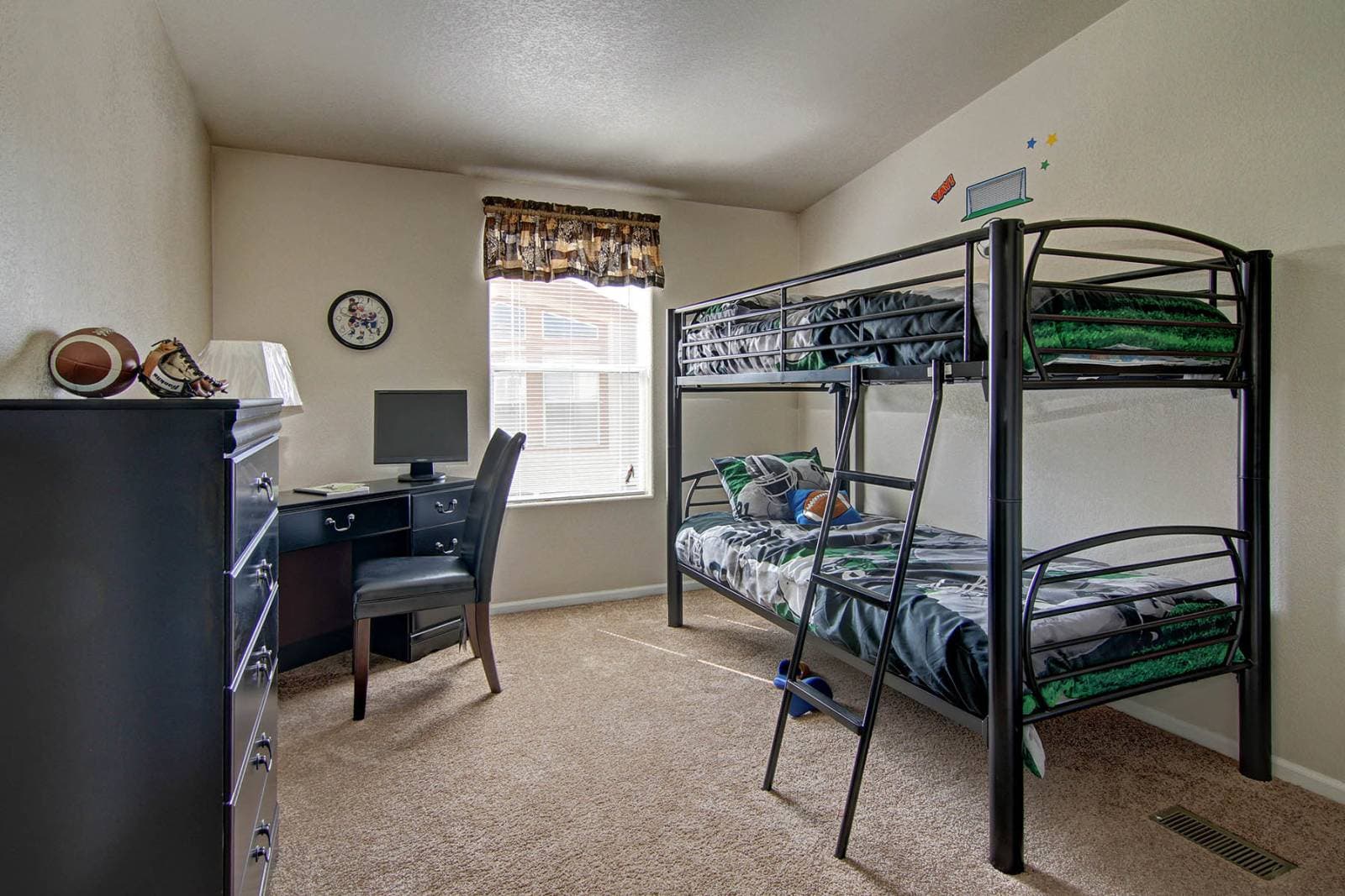 Sr3252 bedroom home features